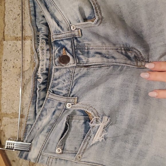 Women's Distressed, Light Denim, Boyfriend Jeans. American Eagle. Size 4. - Picture 4 of 7